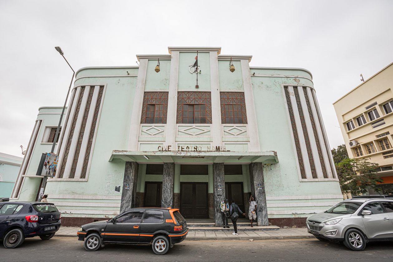 travel to Angola to discover Art Deco architecture I viajar a Angola para descubrir la arquitectura Art Deco