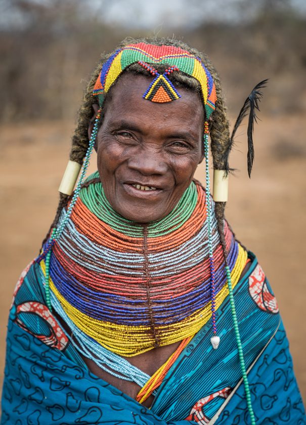 travel to Angola to meet Mountain Muila people I viajar a Angola para conocer al pueblo muila de montaña