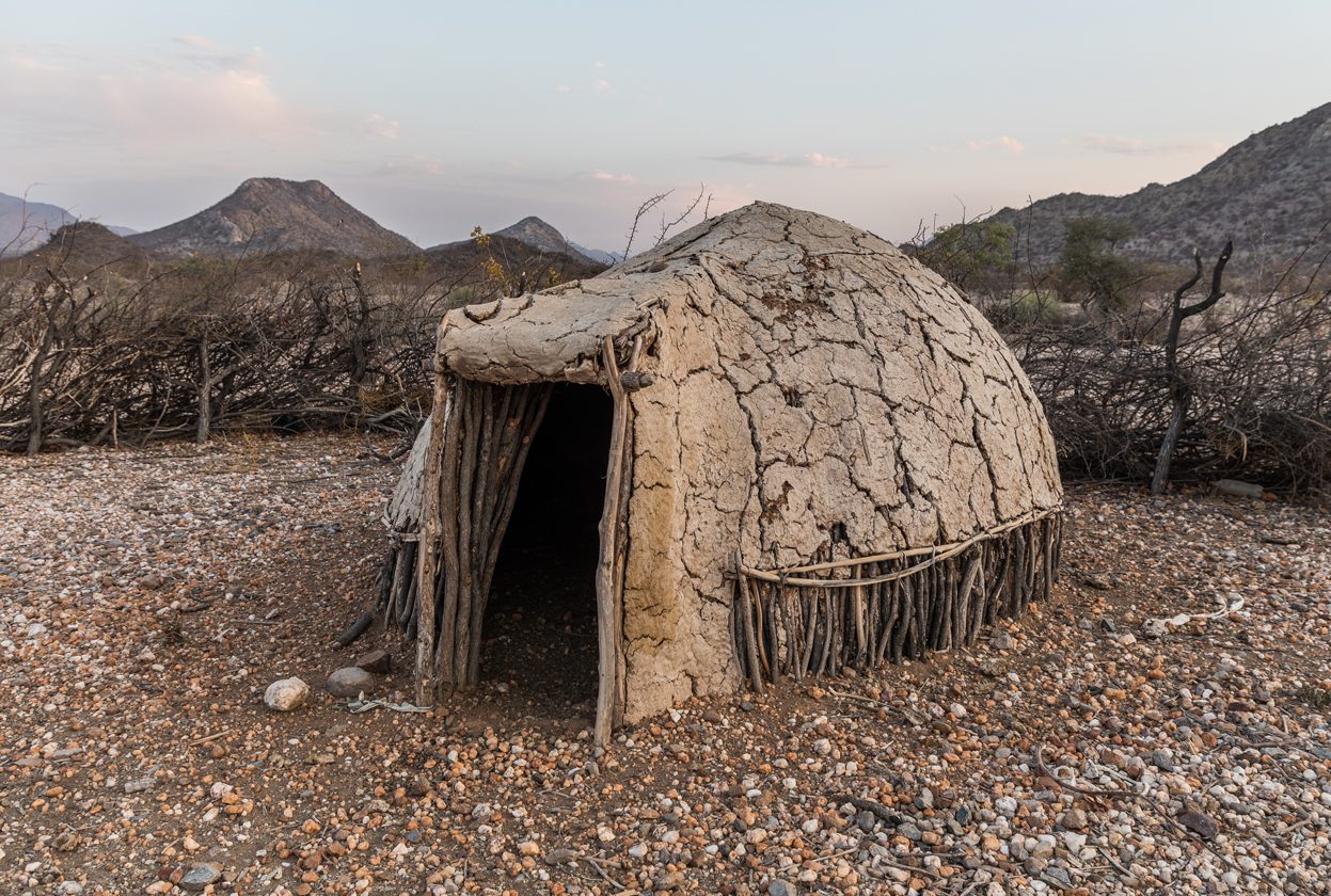 travel to Angola to discover vernacular architecture of different tribes I viajar a Angola para descubrir la arquitectura vernácula de distintas tribus