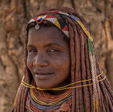 meeting with Plain Muila women wearing traditional hairstyle during ethnographic trip to Angola I encuentro con una mujer muila de llanura llevando el peinado tradicional durante un viaje etnográfico a Angola