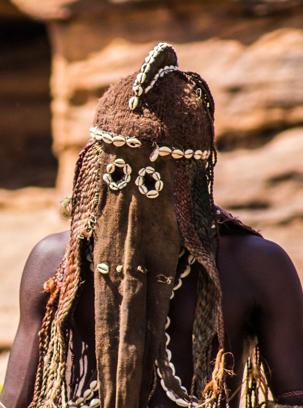 witnessing Kanaga masquerade of Dogon people during ethnographic trip to Mali I presenciando mascarada kagana del pueblo dogón durante viaje etnográfico a Mali
