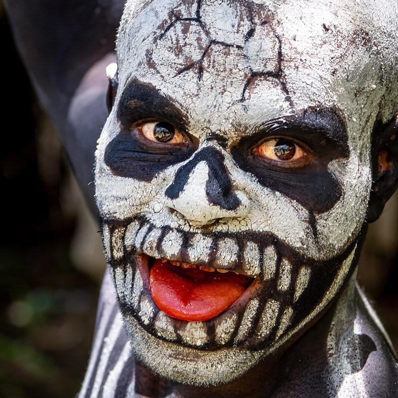 meeting Skeleton tribe during trip to Papua New Guinea I encuentro con tribu skeleton durante viaje a Papúa Nueva Guinea