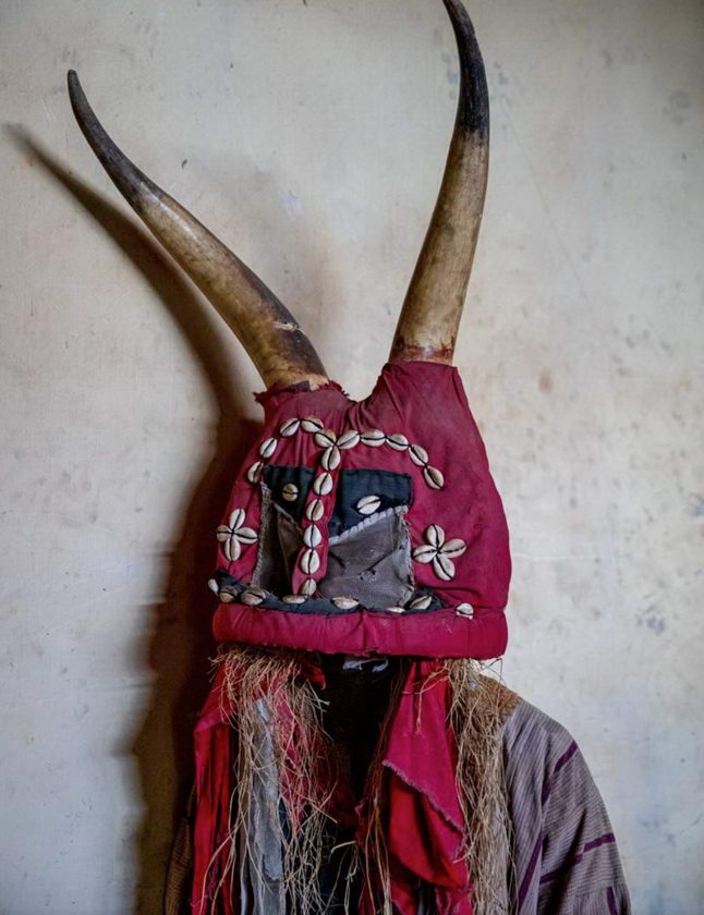 assisting to Yoruba masquerade during trip to Nigeria I asistiendo a mascarada yoruba durante viaje a Nigeria