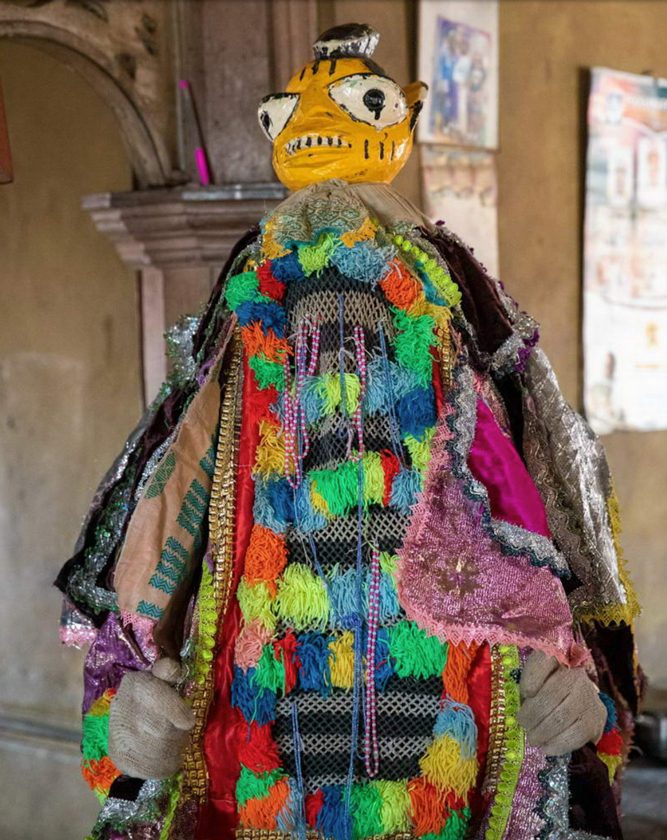 Yoruba masquerade dance in egungun festival duringrip to Nigeria I mascarada yoruba en festival egungun durante viaje a Nigeria