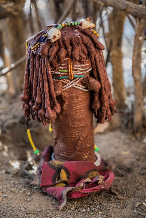 admiring a doll of a Mountain Muila tribe girl during ethnographic trip to Angola I admirando muñeca de niña de la tribu muila de montaña durante viaje a Angola
