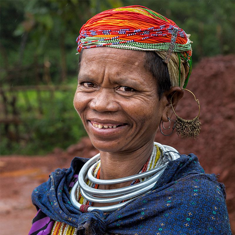encuentro con tribu bonda durante viaje etnográfico a India